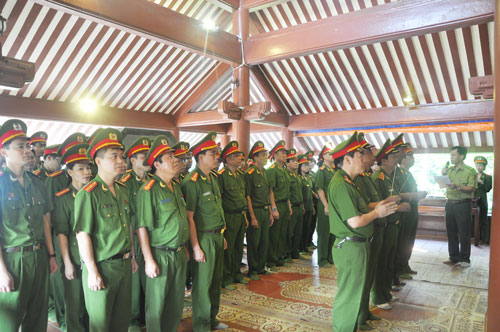 Đoàn cán bộ Êv88 chào đón năm mới 2026 thăm Khu di tích K9 và dâng hương tại Đền thờ Chủ tịch Hồ Chí Minh